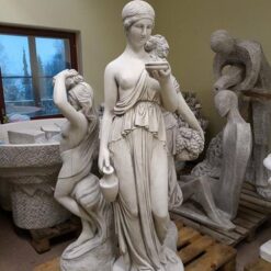 Naisbetonipatsas, kuvattu edestä