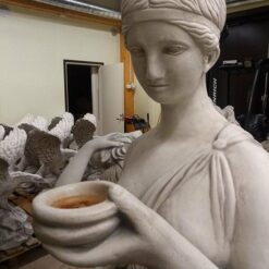 Naisbetonipatsas, kuvattu läheltä