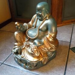 Buddhapatsas, istuva, kuvattu edestä