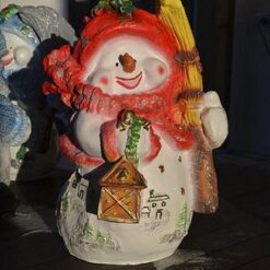 Lumiukko ja luuta patsas, punaisella nenällä