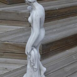 Naispatsas Eeva, kuvattu sivulta, betonipatsas