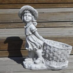 Tyttö ja kori patsas, betonipatsas, kuvattu portailla