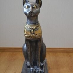 Bastet kissapatsas, tarkkailee edestä kuvattuna