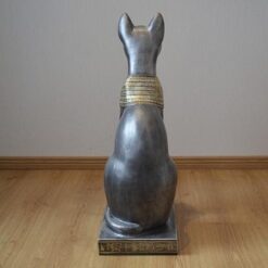 Bastet kissapatsas, tarkkaavaisena, kuvattu takaa