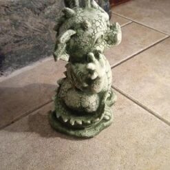 Baby Dragon patsas, betonipatsas, pihalla