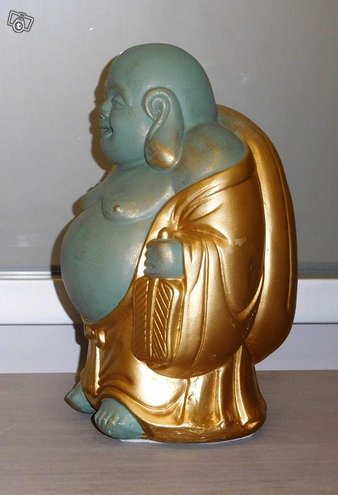 Buddha patsas, antiikin vihreä kulta, kuvattu sivulta