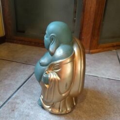 Buddha patsas, antiikin vihreä kulta, kuvattu sivulta
