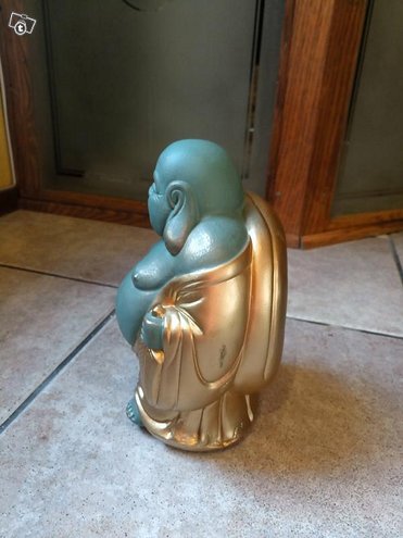 Buddha patsas, antiikin vihreä kulta, kuvattu sivulta