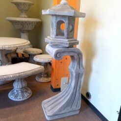 Lyhtypatsas, muotoiltu betonipatsas, kuvattu sivulta