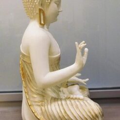 Buddha patsas, antiikin valkoinen kulta, kuvattu sivulta