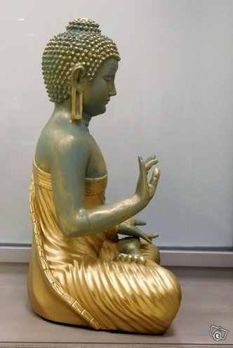Buddhapatsas, kullattu asu kuvattu sivulta