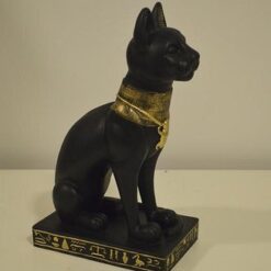Kissapatsas, musta Bastet, jalustalla