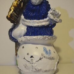 Lumiukko ja luuta patsas, kuvattu takaa