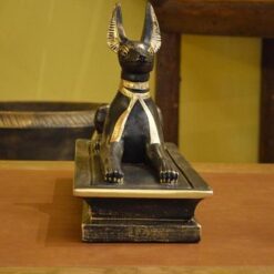 Anubis patsas, edestä