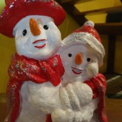 Lumiukko ja eukko patsas, kuvattu läheltä