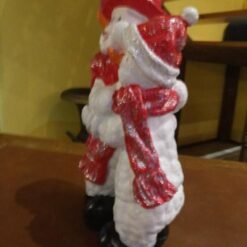 Lumiukko ja eukko patsas, kuvattu sivulta