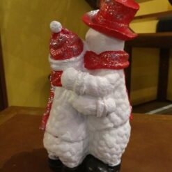 Lumiukko ja eukko, kuvattu takaapäin