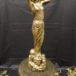 Diona patsas, läheltä