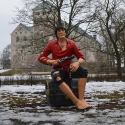 Merirosvo ja arkku patsas, linnan edessä