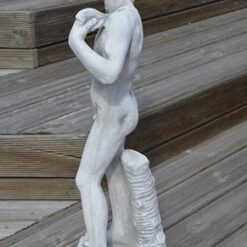 Miespatsas David, betonipatsas, kuvattu sivulta