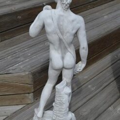 Miespatsas David, betonipatsas, kuvattu takaapäin