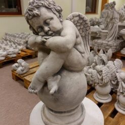 Enkelipatsas, betonipatsas, joka istuu pallon päällä