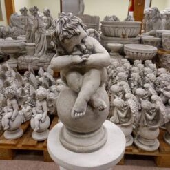 Enkelipatsas, betonipatsas, istuu unessa