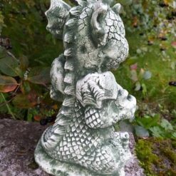 Baby Dragon patsas, betonipatsas