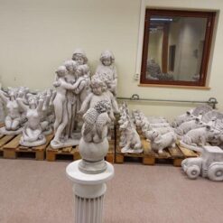 Enkelipatsas, betonipatsas, kuvattu pylvään päällä