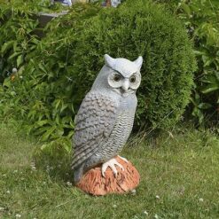 Pöllöpatsas, isokokoinen, jalustalla