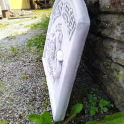 Harrikkataulu, betonia, kuvattu sivulta