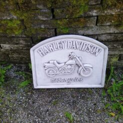 Harrikkataulu, betonia, kuvattu pihalla