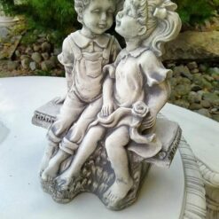 Tyttö ja poika betonipatsas, kuvattu edestä