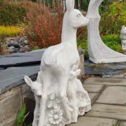 Peura ja vasat patsas, betonia, kuvattu takaapäin