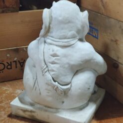 Gargoyle patsas, valkoinen, kuvattu takaapäin