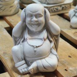 Buddhapatsas, kädet korvilla