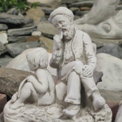 Vaari ja poika betonipatsas