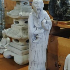 Vanha aasialainen miespatsas