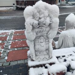 Ganesha patsas, norsun toinen puoli lumessa