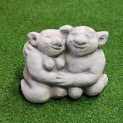 Peikkopariskunta, betonipatsas