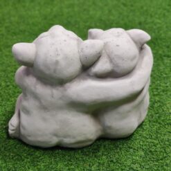 Peikkopariskunta, betonipatsas, kuvattu takaapäin