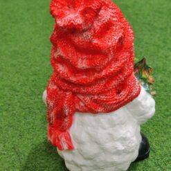 Lumiukkopatsas ja kuusi, punainen, kuvattu takaapäin