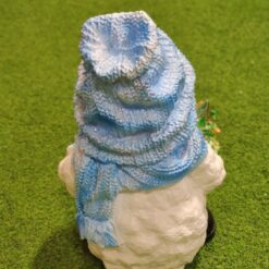 Lumiukkopatsas ja kuusi, sininen, kuvattu takaapäin