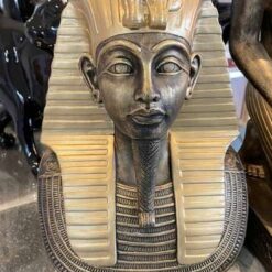 Faarao kipsipatsas, kuvattu edestä