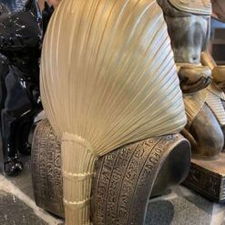 Faarao kipsipatsas, kuvattu takaa