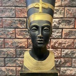 Nefertiti patsas, kipsiä, kuvattu edestä päin