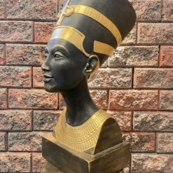Nefertiti patsas, kipsiä, kuvattu oikealta sivulta