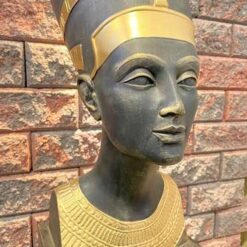 Nefertiti patsas, kipsiä, kuvattu vasemmalta sivulta