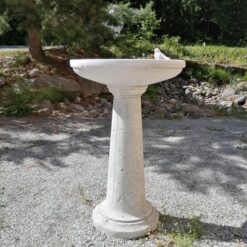 Lintuallas jalustalla, toinen kuva