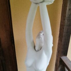 Suihkulähde, nainen, kuvattu edestä